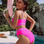 Figurformendes Sport-Bikini-Set, pinkes Top mit zweifarbigen Streifen und passenden Shorts