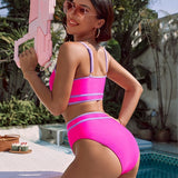 Figurformendes Sport-Bikini-Set, pinkes Top mit zweifarbigen Streifen und passenden Shorts