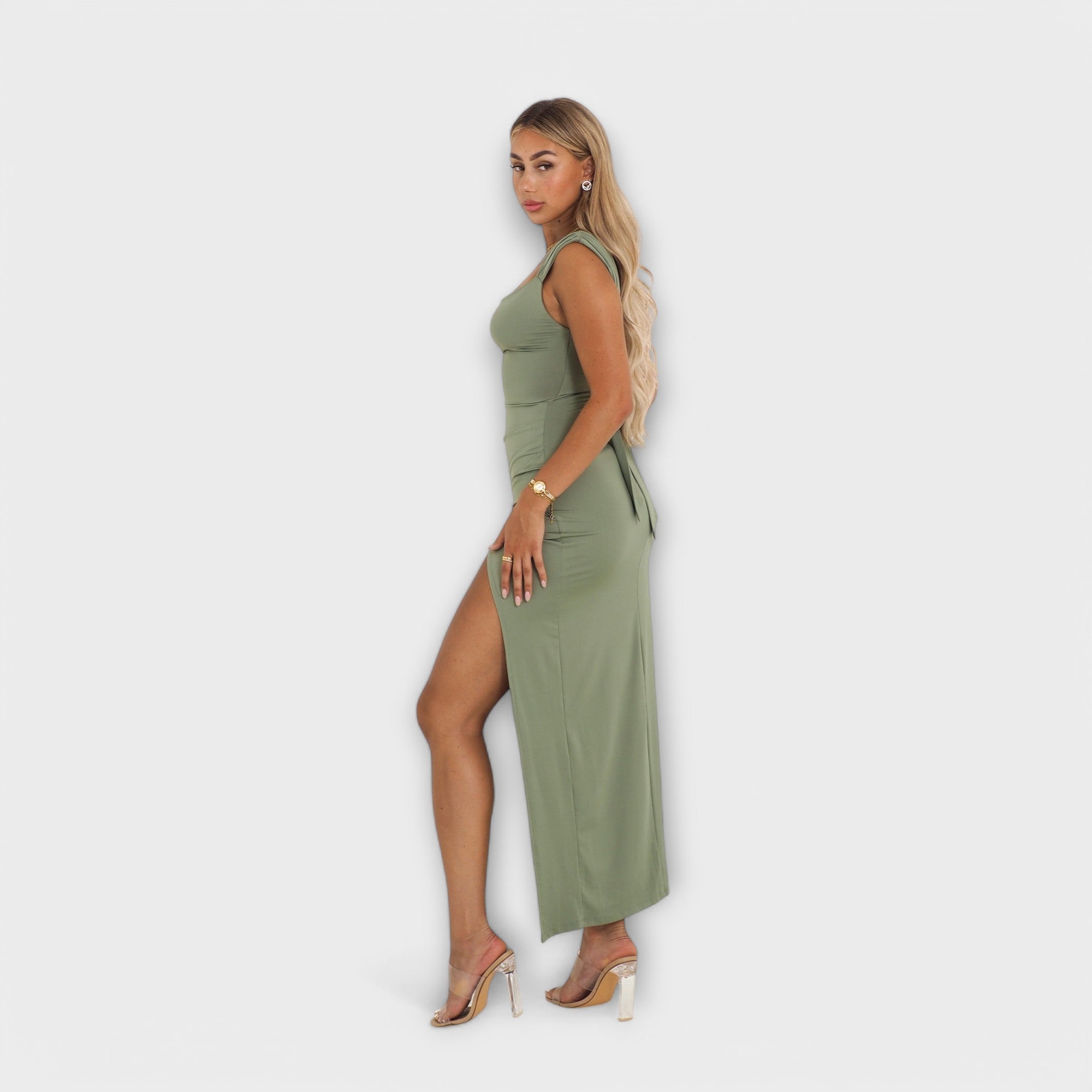 Salbeigrünes ärmelloses Midikleid mit seitlichem Schlitz und schmalen Trägern