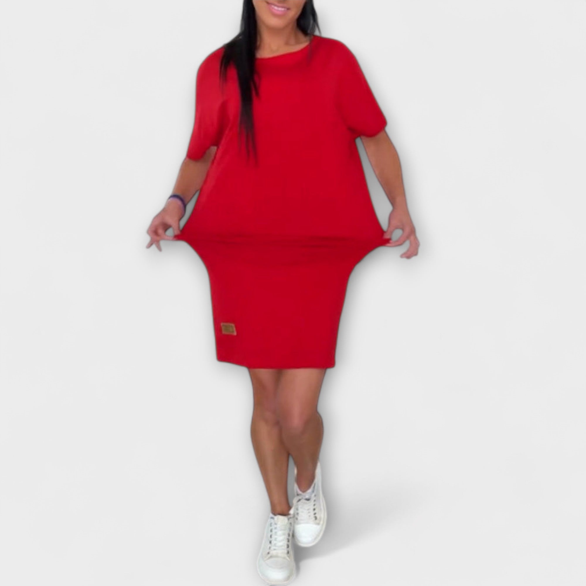 Zweiteiliges Freizeit-Set aus T‑Shirt und Rock, kurzärmelig, rot, mit Label am Rock