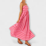 Maxi-Kleid in Pink mit dünnen Trägern, Streifenoptik und weit schwingendem Rock
