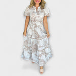 Maxi-Kleid mit kurzen Ärmeln, V-Ausschnitt und Volants, hellblau-gedeckter Musterprint