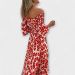 Rotes Off-Shoulder-Kleid mit Blumenmuster, seitlich fallender Stoff und 3/4-Ärmel