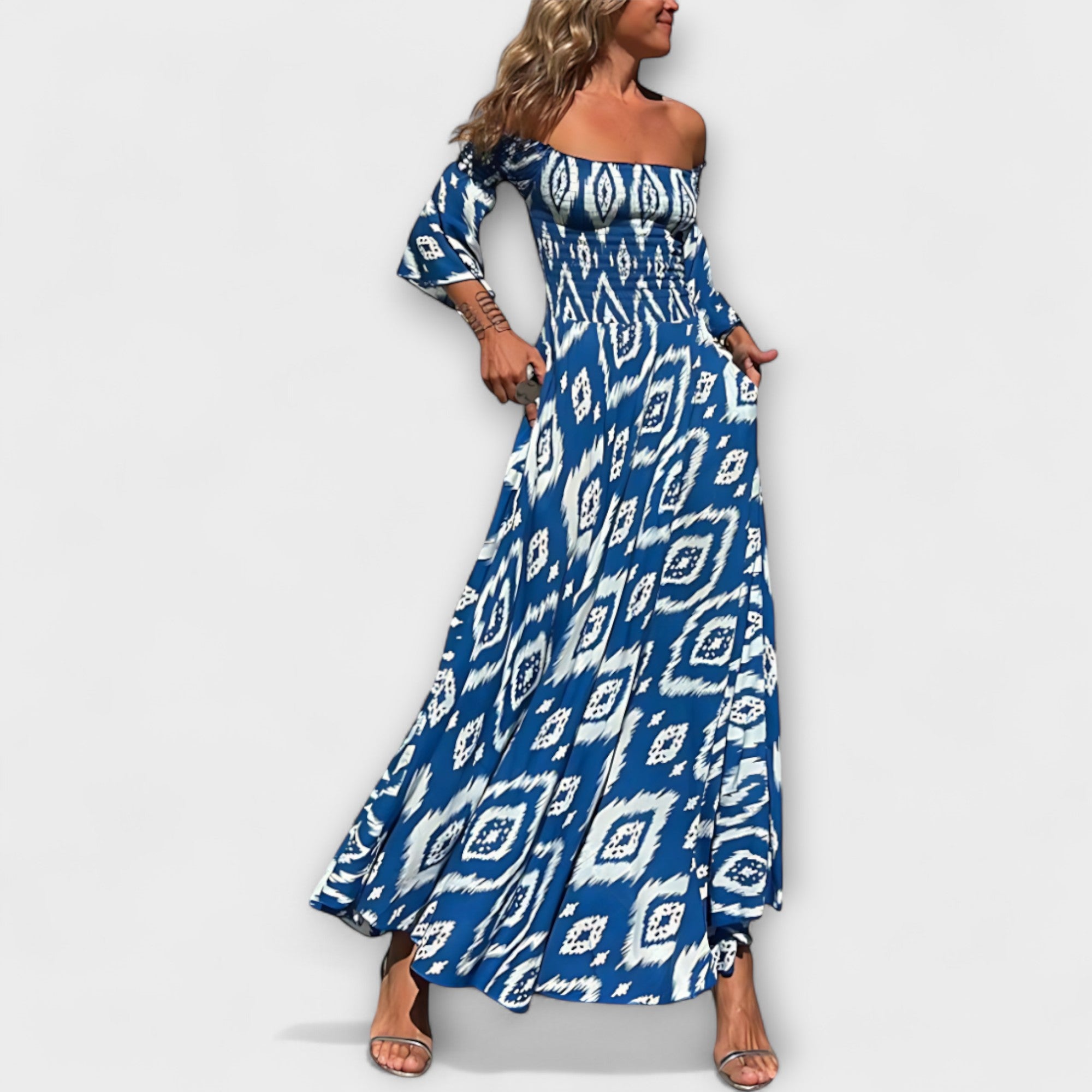 Blaues Off-Shoulder-Kleid mit Ornamentmuster, Puffärmel und weiter Rocksaum