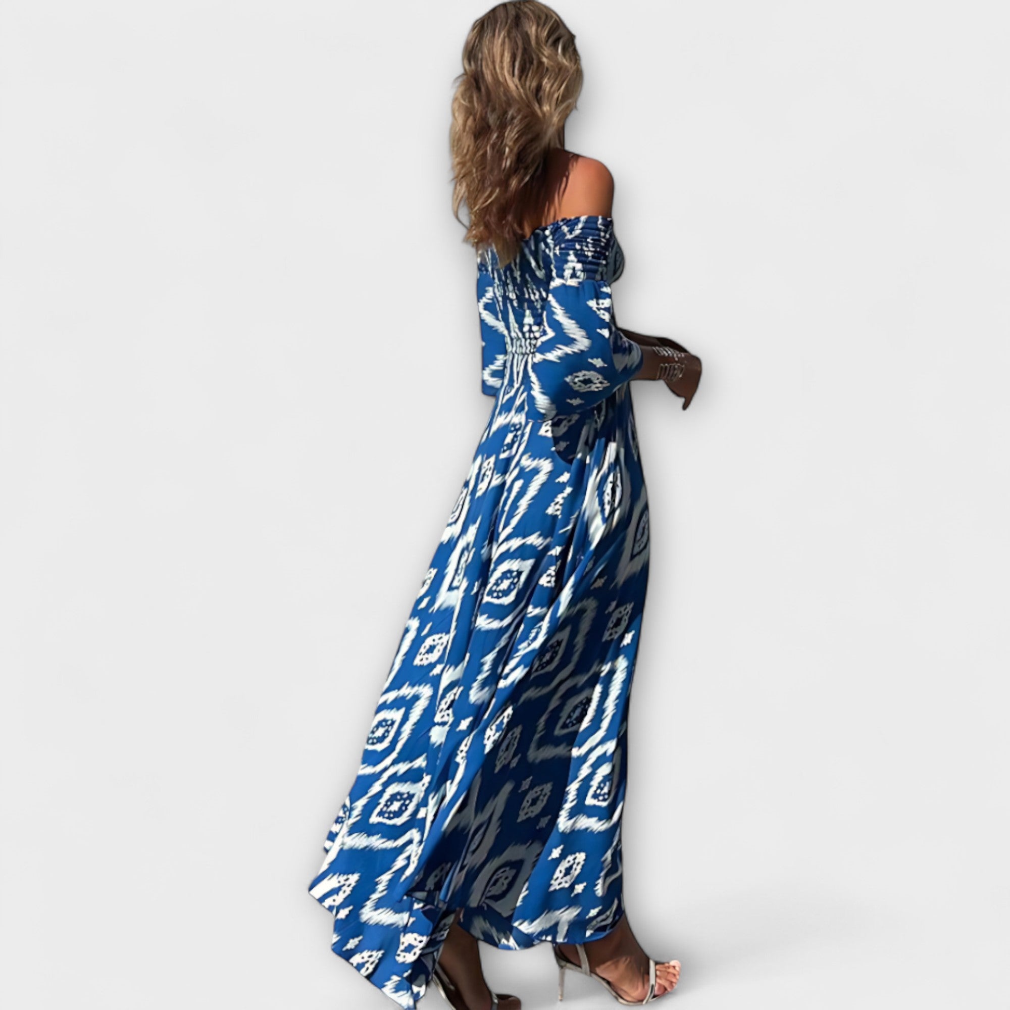 Blaues Off-Shoulder-Kleid mit Ornamentmuster, Raffung am Rücken und weitem Rock