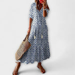 Damen-Sommerkleid mit dunkelblauem Ornamentmuster, fließende Silhouette, kurze Ärmel