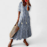 Damen-Sommerkleid mit dunkelblauem Ornamentmuster, fließende Silhouette, kurze Ärmel
