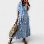 Damen-Sommerkleid mit hellem Blumenmuster, fließende Silhouette, kurze Ärmel