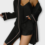 Bequemes 3-teiliges Pyjama-Set in Schwarz: Satinhemd, Shorts und Morgenmantel