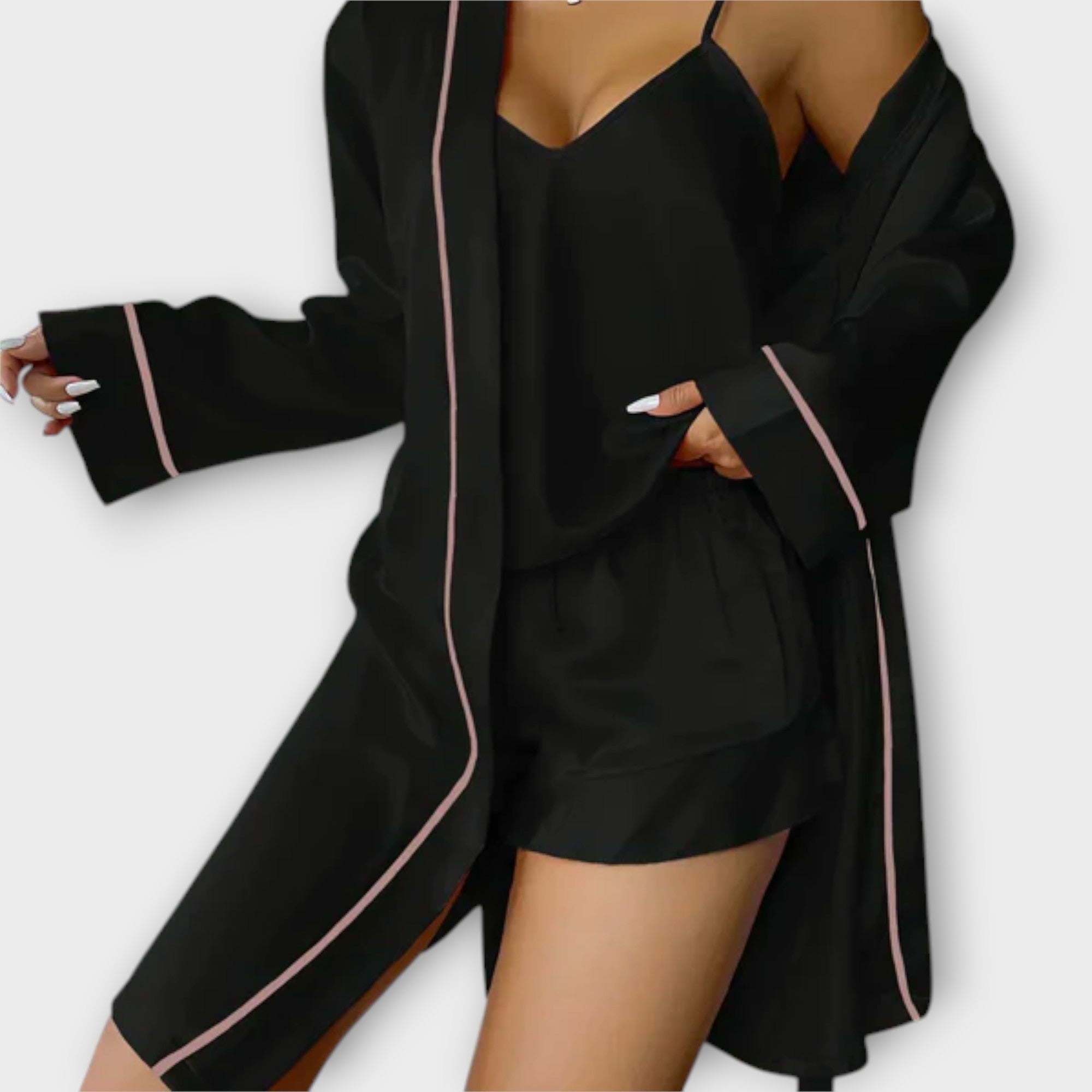 Bequemes 3-teiliges Pyjama-Set in Schwarz: Satinhemd, Shorts und Morgenmantel