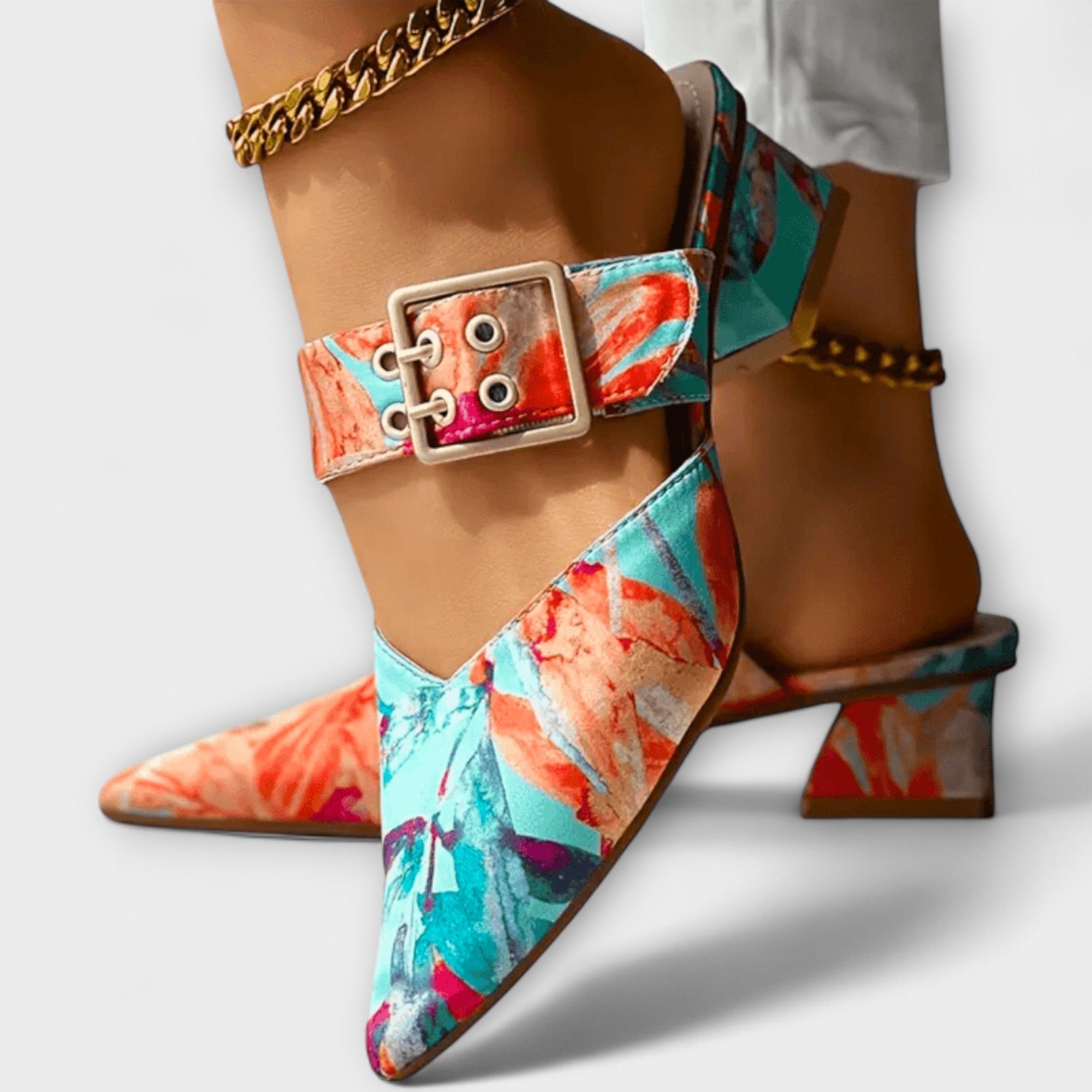 Bunter Damen-Absatzschuh mit Blockabsatz, spitzer Vorderkappe, Knöchelriemen und großer Schnalle