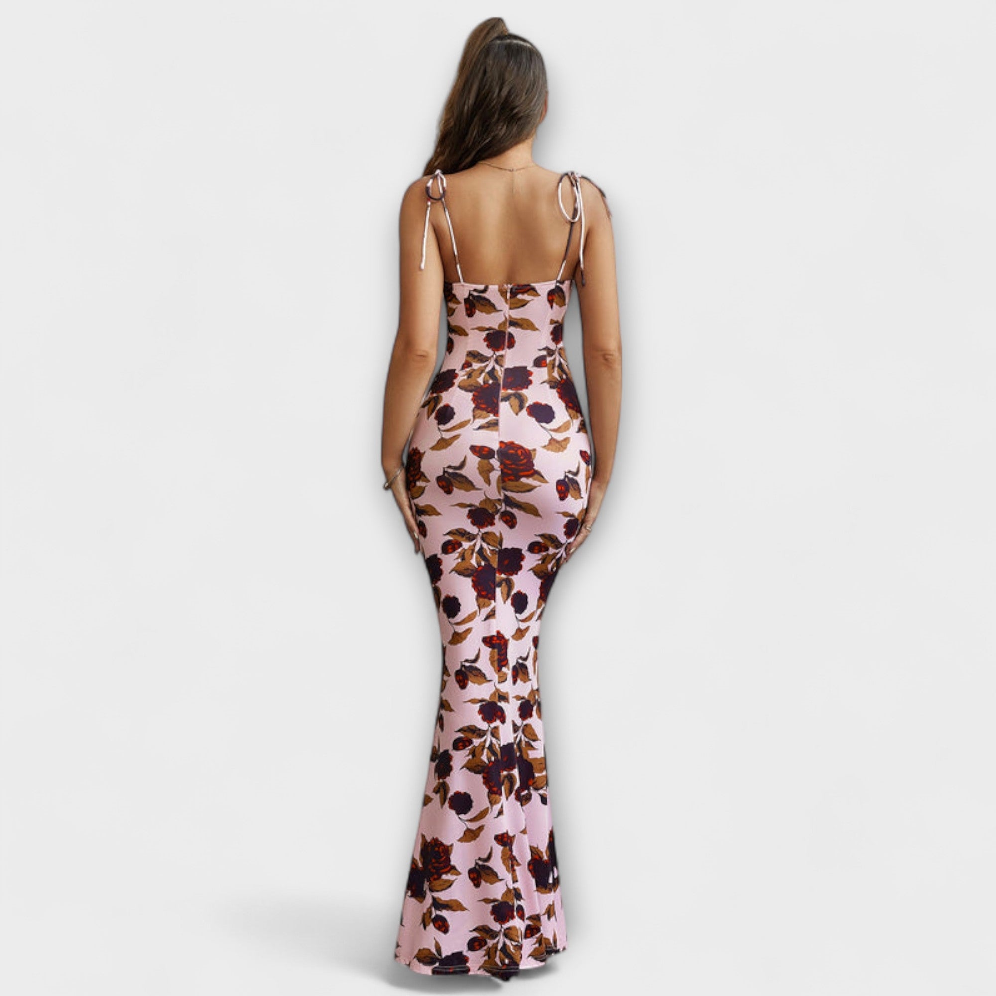Abendkleid mit rosafarbenem Blumenmuster, dünnen Rücken-Trägern und langem Schnitt