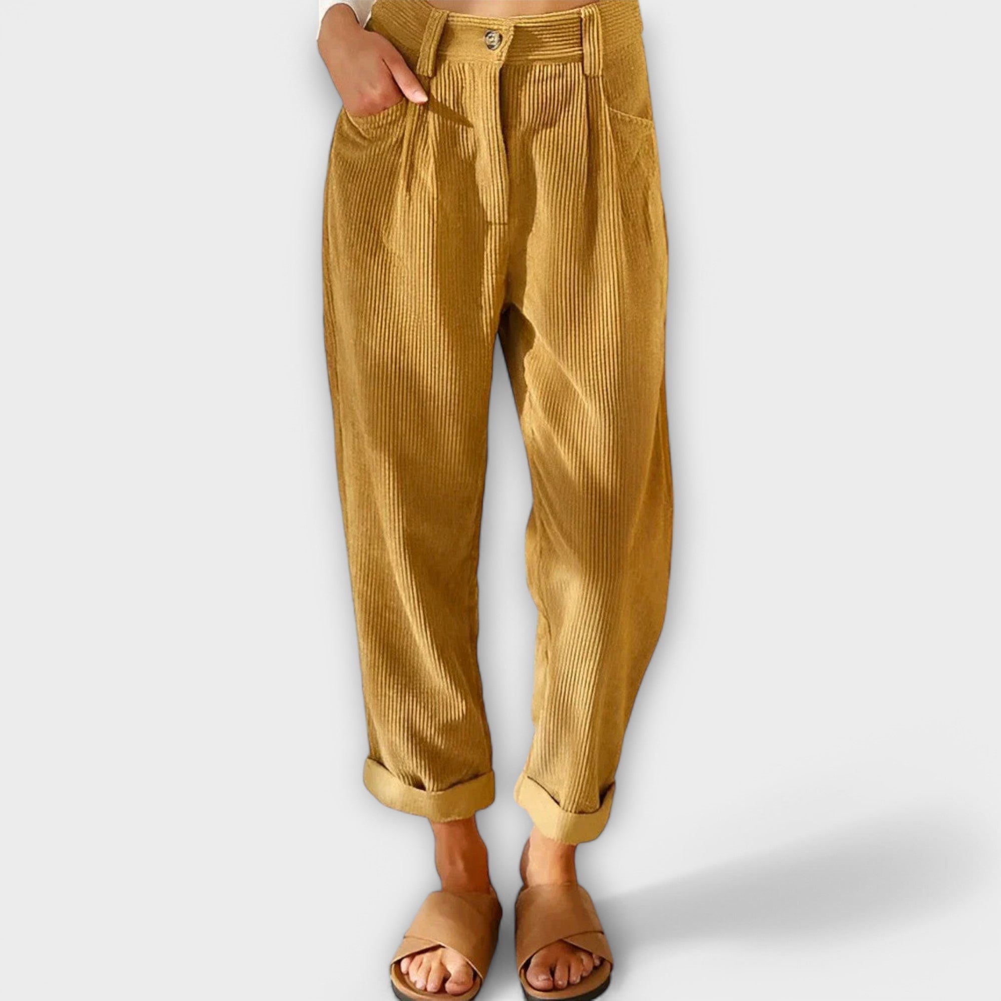 Gelbe Hose mit Knopfverschluss, Seitentaschen und feinem Rippenmuster, Umschlag.