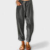Graue Hose mit Knopfverschluss, Seitentaschen und feinem Rippenmuster, Umschlag.