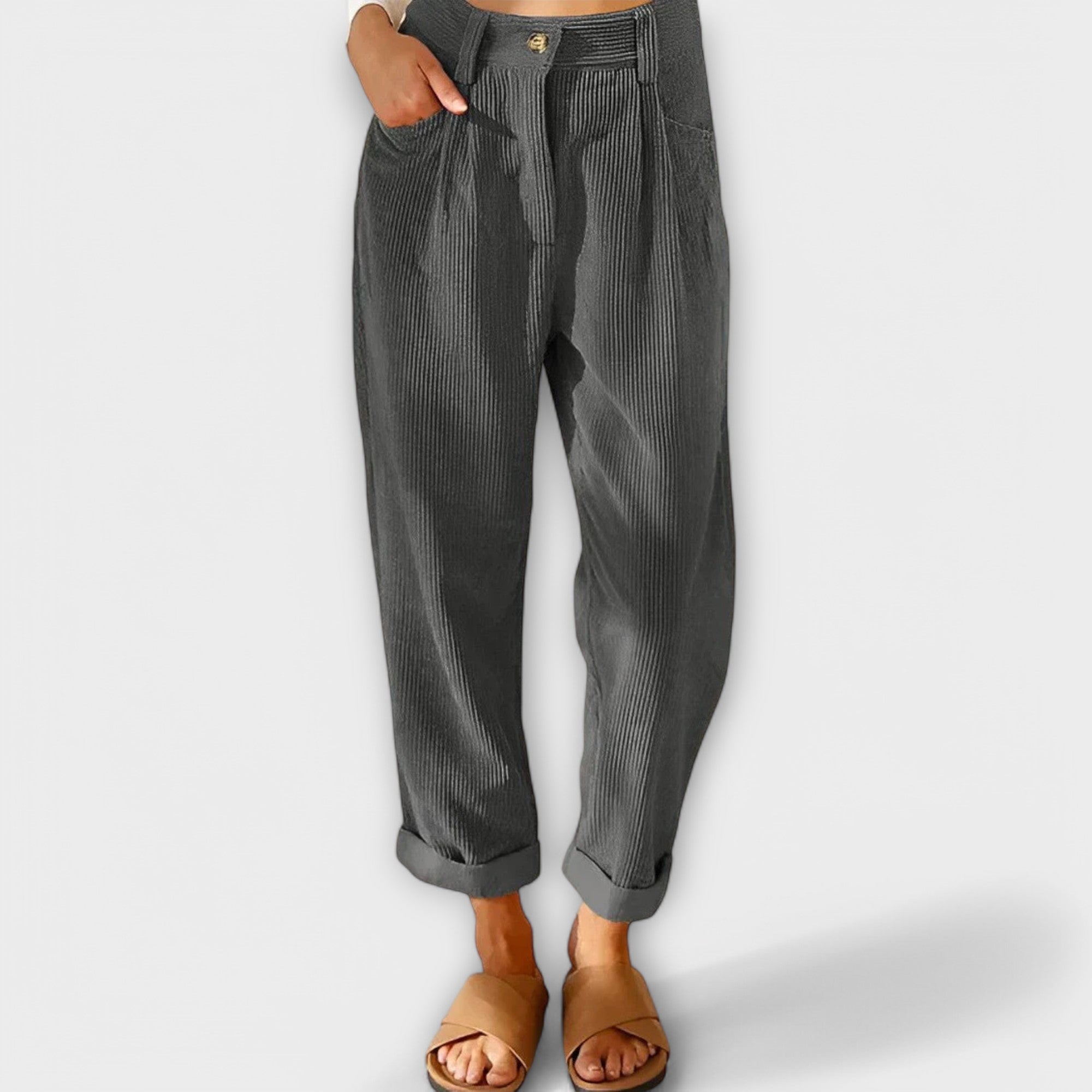 Graue Hose mit Knopfverschluss, Seitentaschen und feinem Rippenmuster, Umschlag.
