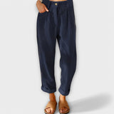 Blaue Hose mit Knopfverschluss, Seitentaschen und feinem Rippenmuster, Umschlag.
