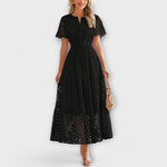 Schwarzes Spitzen-Sommerkleid mit V-Ausschnitt, kurzen Ärmeln und ausgestelltem Rock