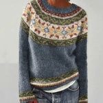 Pullover mit langen Ärmeln, blau-grauer Strickoptik und bunter Musterborte am Saum