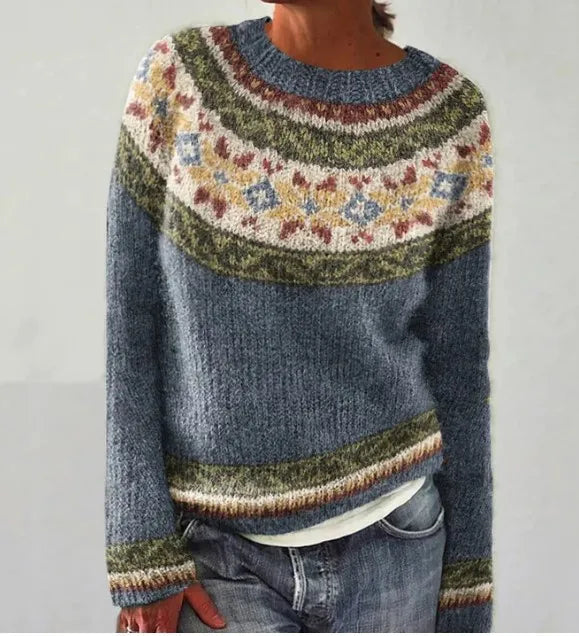 Pullover mit langen Ärmeln, blau-grauer Strickoptik und bunter Musterborte am Saum