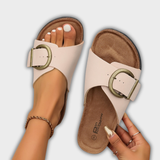 Antirutsch-Sandalen Creme/Weiß mit breitem Riemen und Metall-Schnalle, offene Zehen
