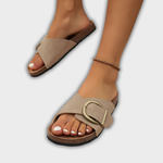 Antirutsch-Sandalen Khaki mit großer Schnalle am Rist, offene Zehen, flache Sohle