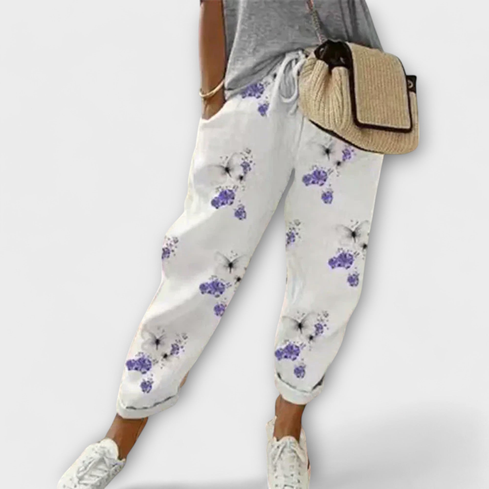 Gemütliche Hose weiß mit violetten Blüten, elastischer Bündchen-Jogger