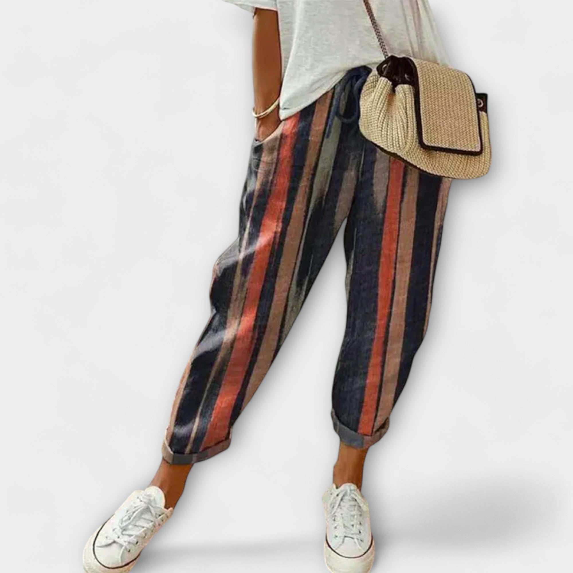Gemütliche Hose mit dunkelblauen, roten und braunen Streifen, Jogger-Schnitt