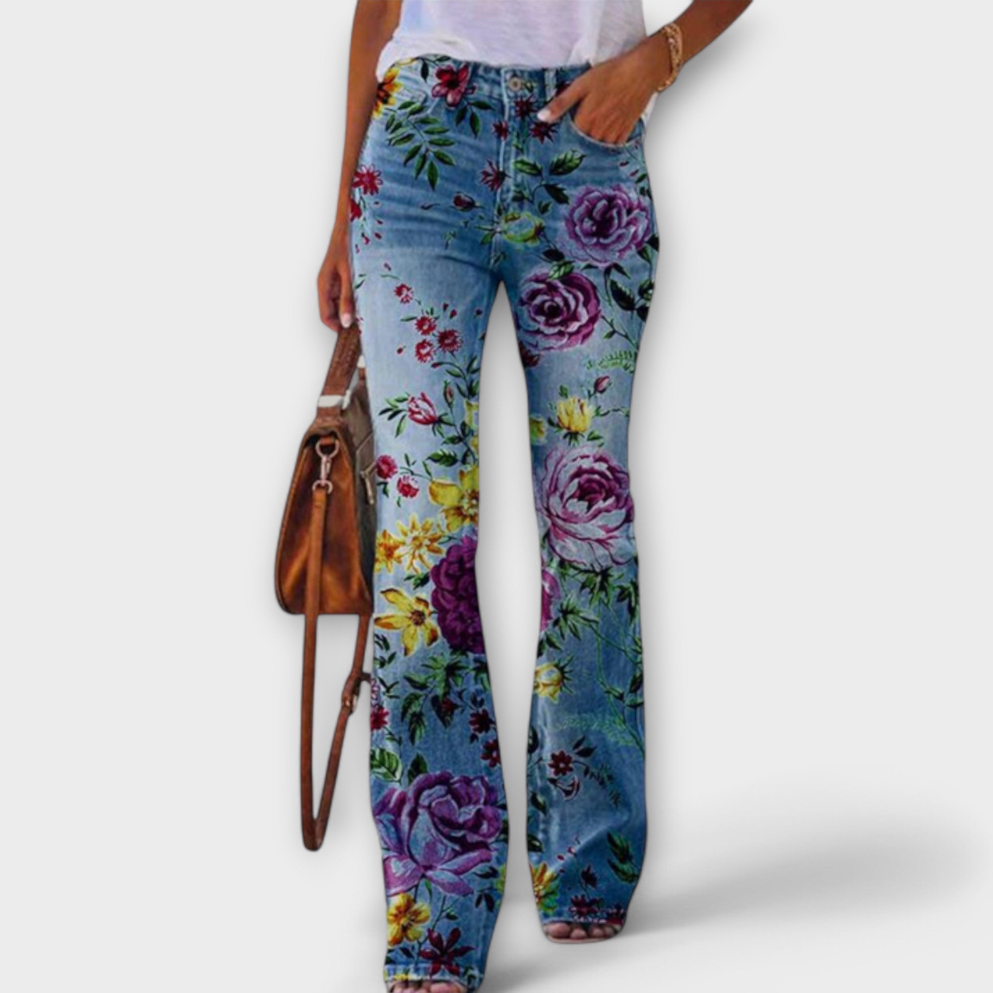 Hose mit weitem Bein aus Jeansstoff, üppiger Rosen- und Blumenprint im gesamten Bein.