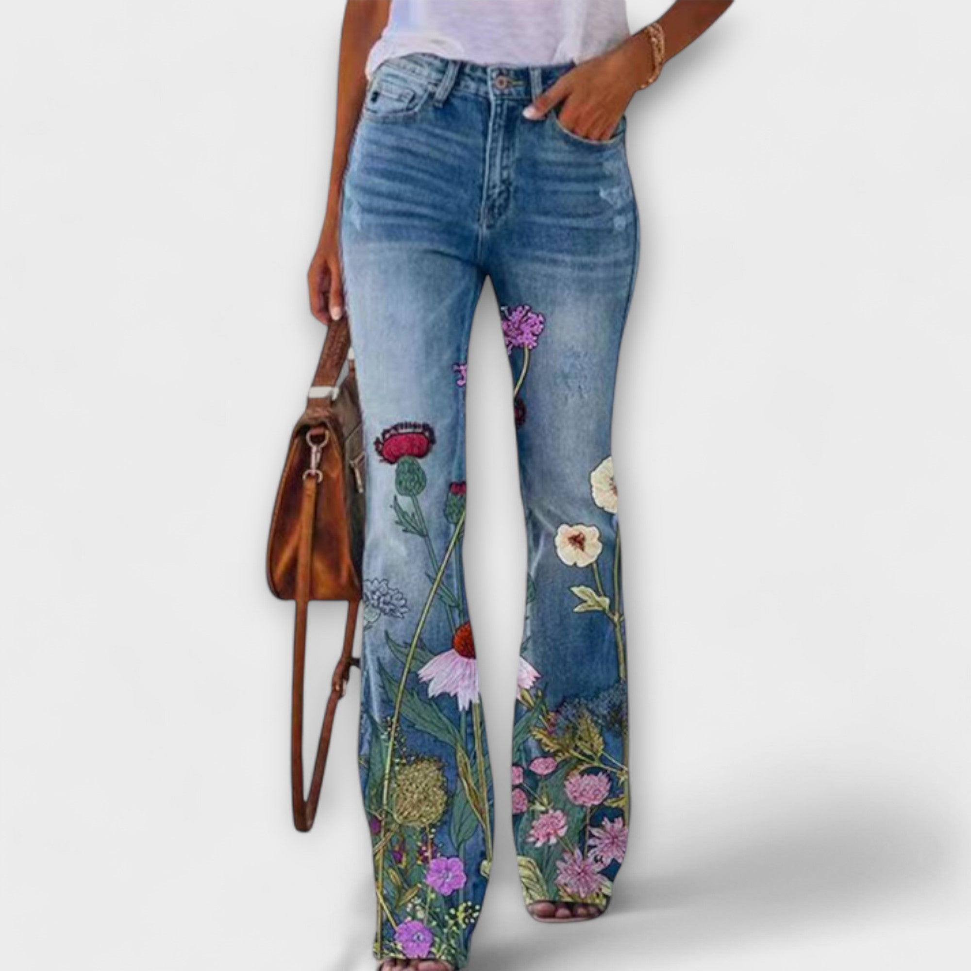 Jeanshose mit weitem Bein, Blumenwiese-Print an den Beinenden und Waden.