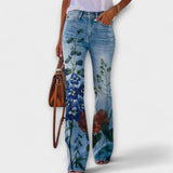 Hose mit weitem Bein aus Jeansstoff, Blumen- und Blättermotiv über Waden und Schenkel.