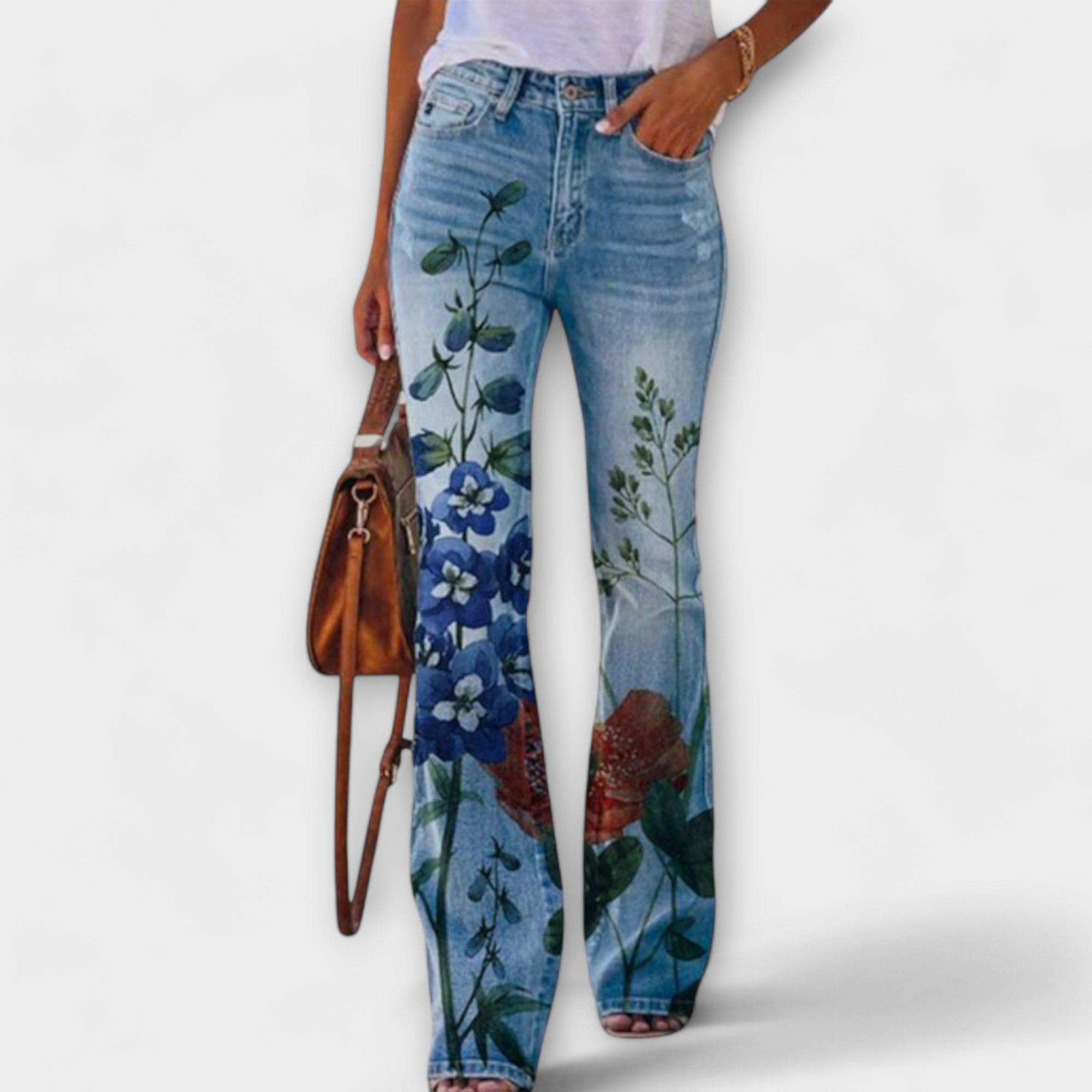 Hose mit weitem Bein aus Jeansstoff, Blumen- und Blättermotiv über Waden und Schenkel.