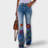 Hose mit weitem Bein aus Jeansstoff, großflächiger Blumenprint am Saum und Wadenbereich.