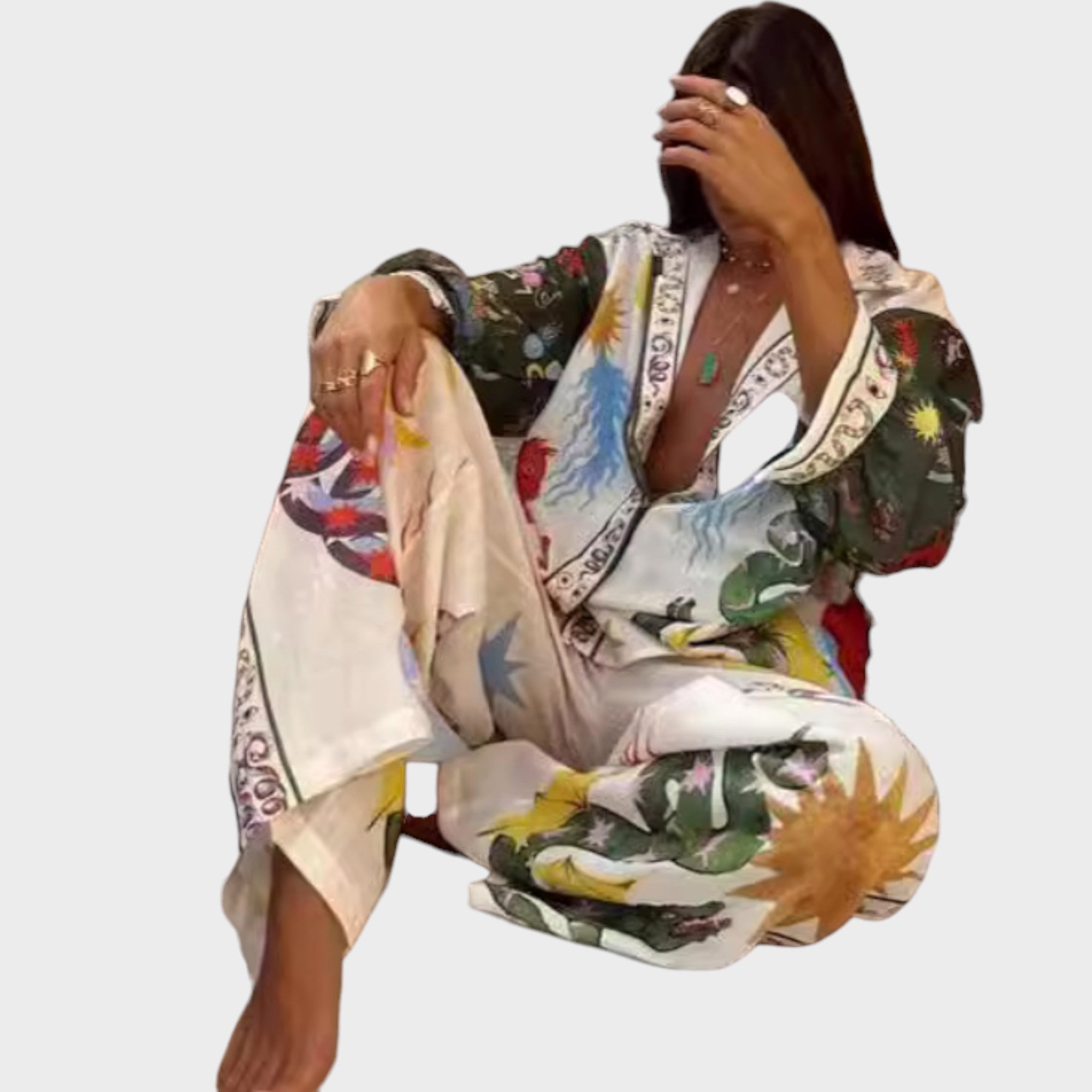 Zweiteiliges Damen-Outfit mit gemusterter Bluse, V-Ausschnitt, weite Hose