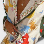 Gemusterte Bluse und Hose mit bunten Motiven, V-Ausschnitt und Knopfleiste