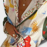Gemusterte Bluse und Hose mit bunten Motiven, V-Ausschnitt und Knopfleiste