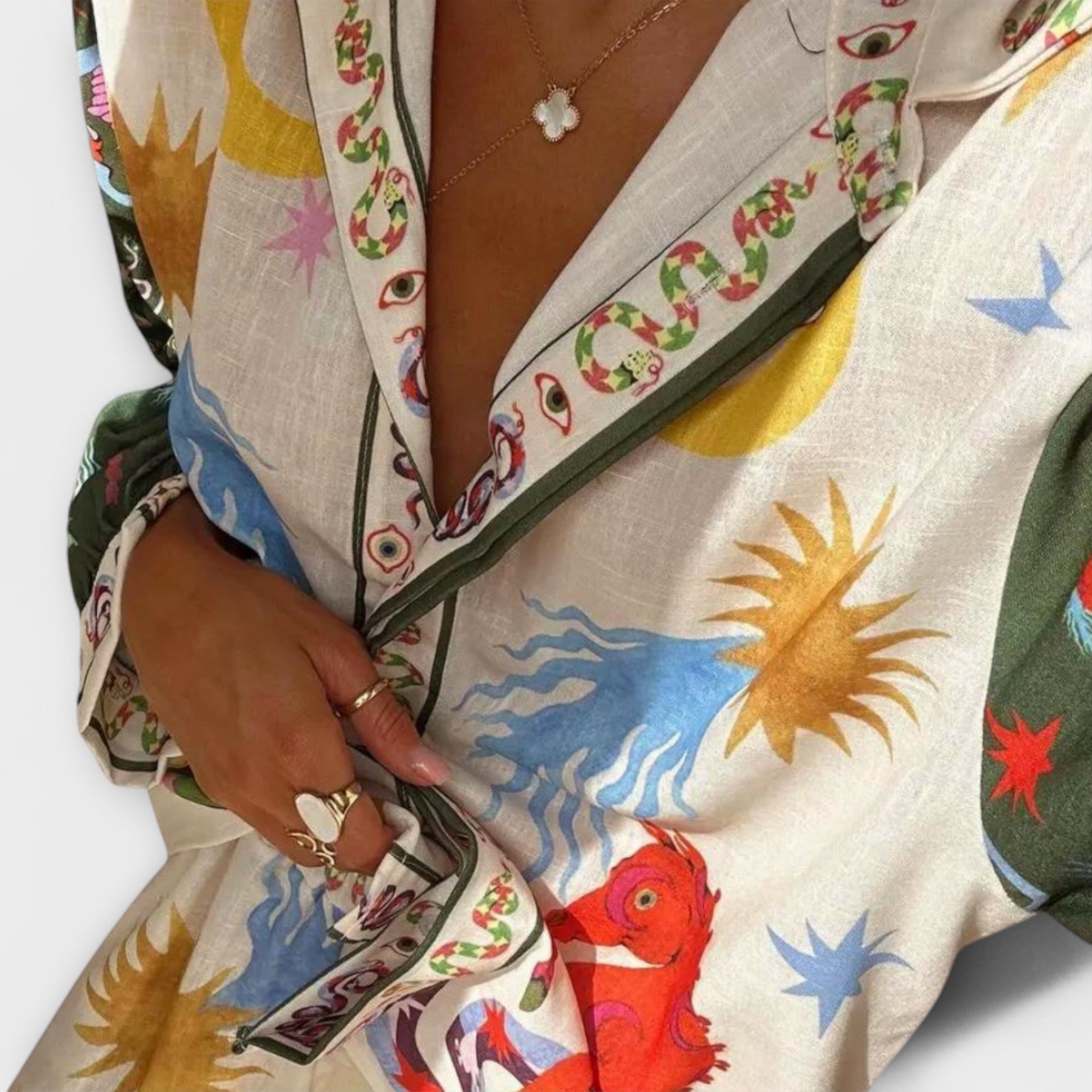 Gemusterte Bluse und Hose mit bunten Motiven, V-Ausschnitt und Knopfleiste