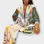 Zweiteiliges Damen-Outfit mit V-Ausschnitt-Bluse und weitem Hosenbein, bunt gemustert
