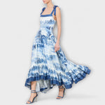 Maxikleid mit Trägern und Schleifen, blau-weiß gemustert, volantierter Saum