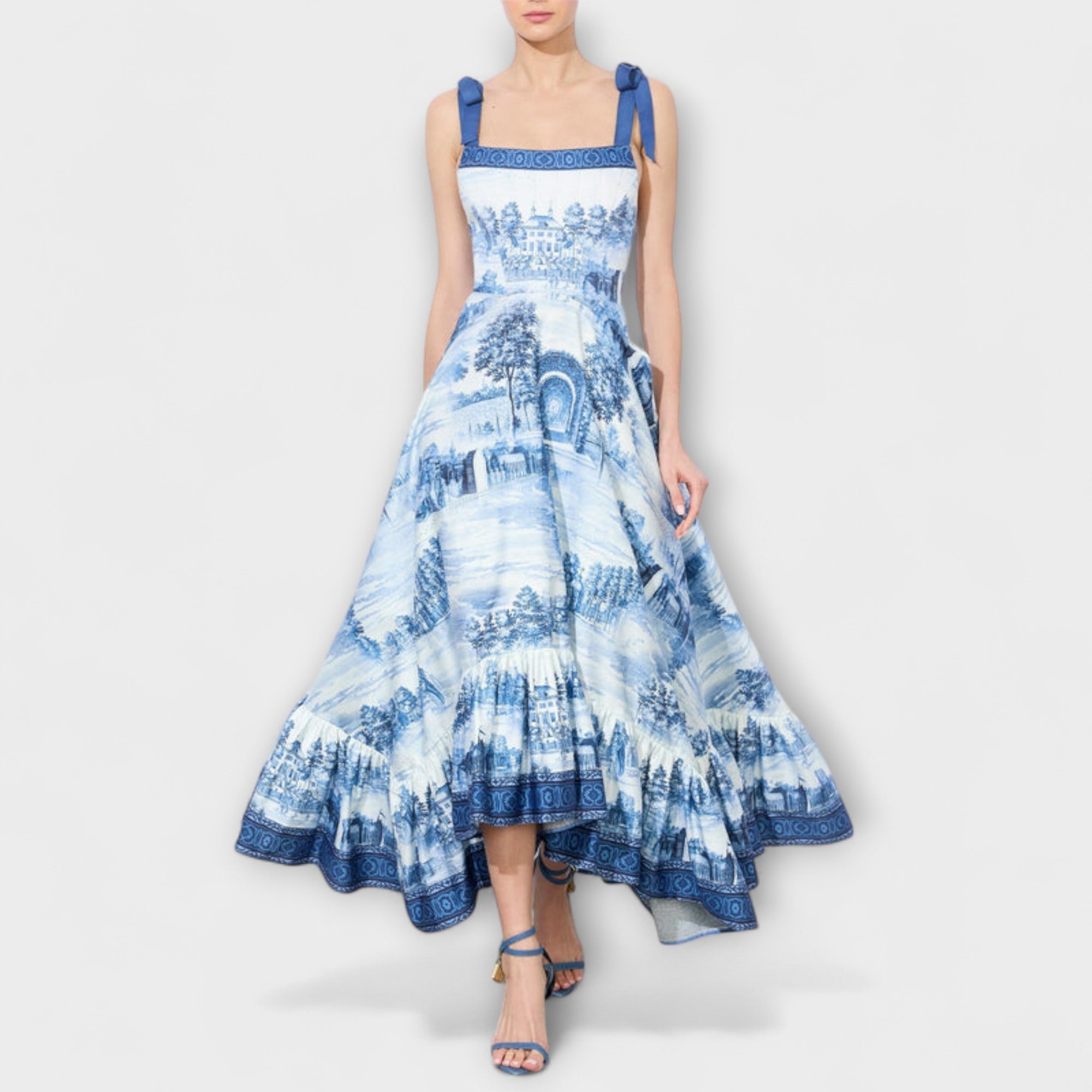 Maxikleid mit Spaghettiträgern und Schleifen, blau-weißes Grafikmuster, weit schwingender Rock