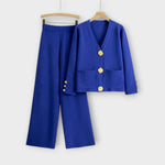 Blaues Zweiteiler-Set: Blazerjacke mit Knopfleiste und Taschen, dazu weite Hose
