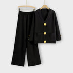 Schwarzes Zweiteiler-Set mit Blazerjacke und weiter Hose, goldene Knöpfe an der Knopfleiste