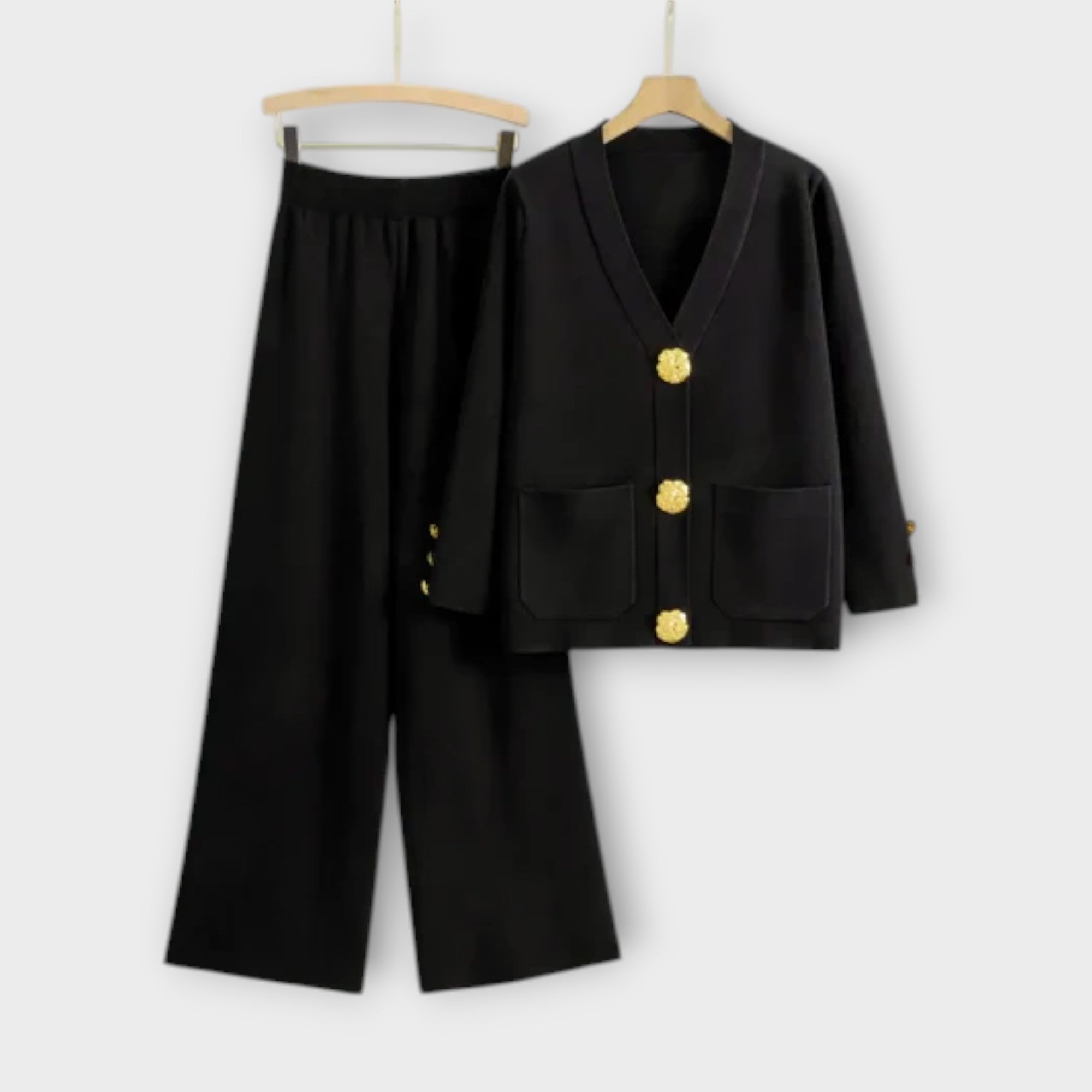 Schwarzes Zweiteiler-Set mit Blazerjacke und weiter Hose, goldene Knöpfe an der Knopfleiste