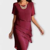 Figurbetontes Kleid in Rot mit Rundhalsausschnitt, kurzen Ärmeln und Stufen-Volants