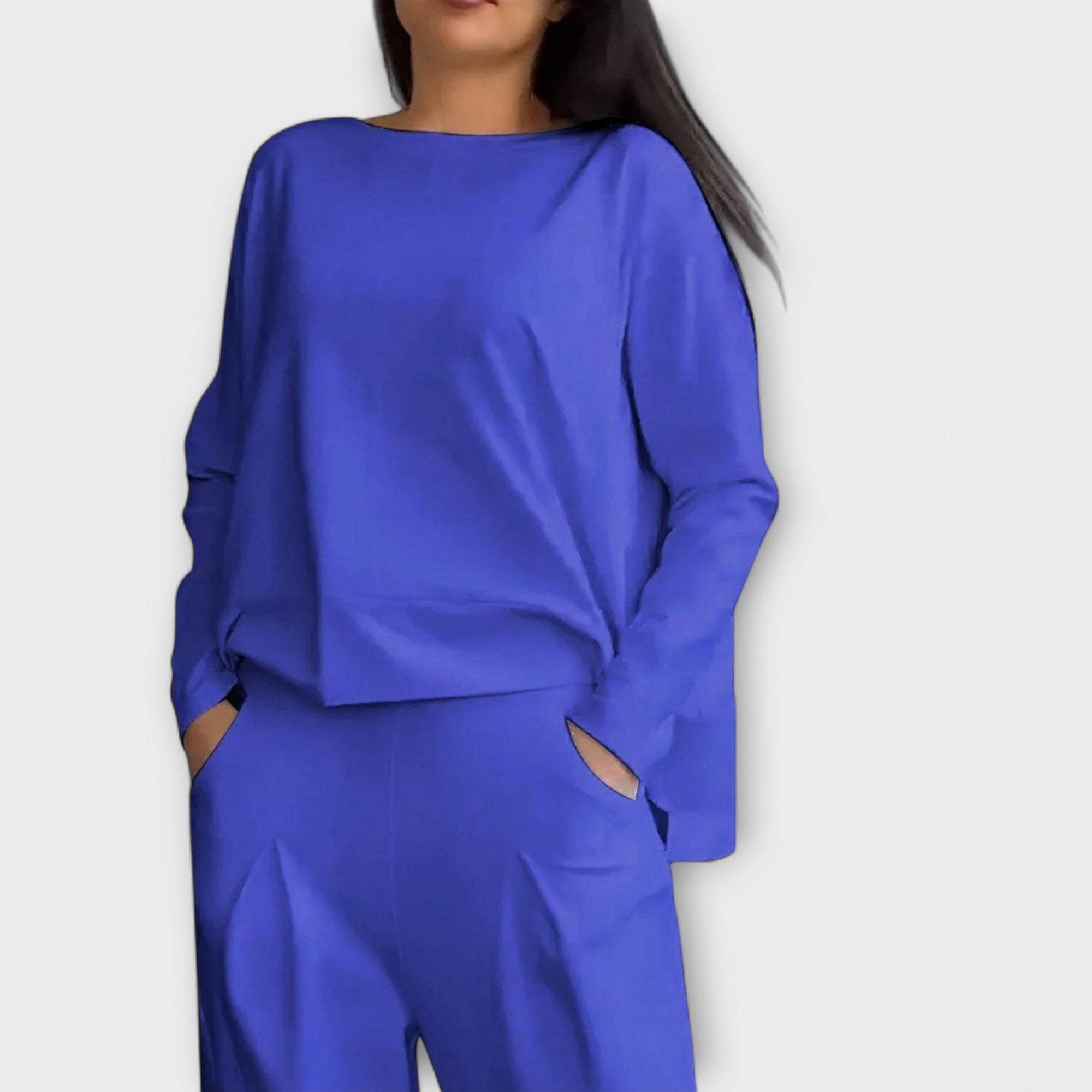 Zweiteiliges Lounge-Set in Blau: Langarm-Top mit weiten Schultern und Hose mit Schlitzdetail