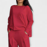 Zweiteiliges Lounge-Set in Rot: Langarm-Top und Hose mit Schlitzdetail am Bein