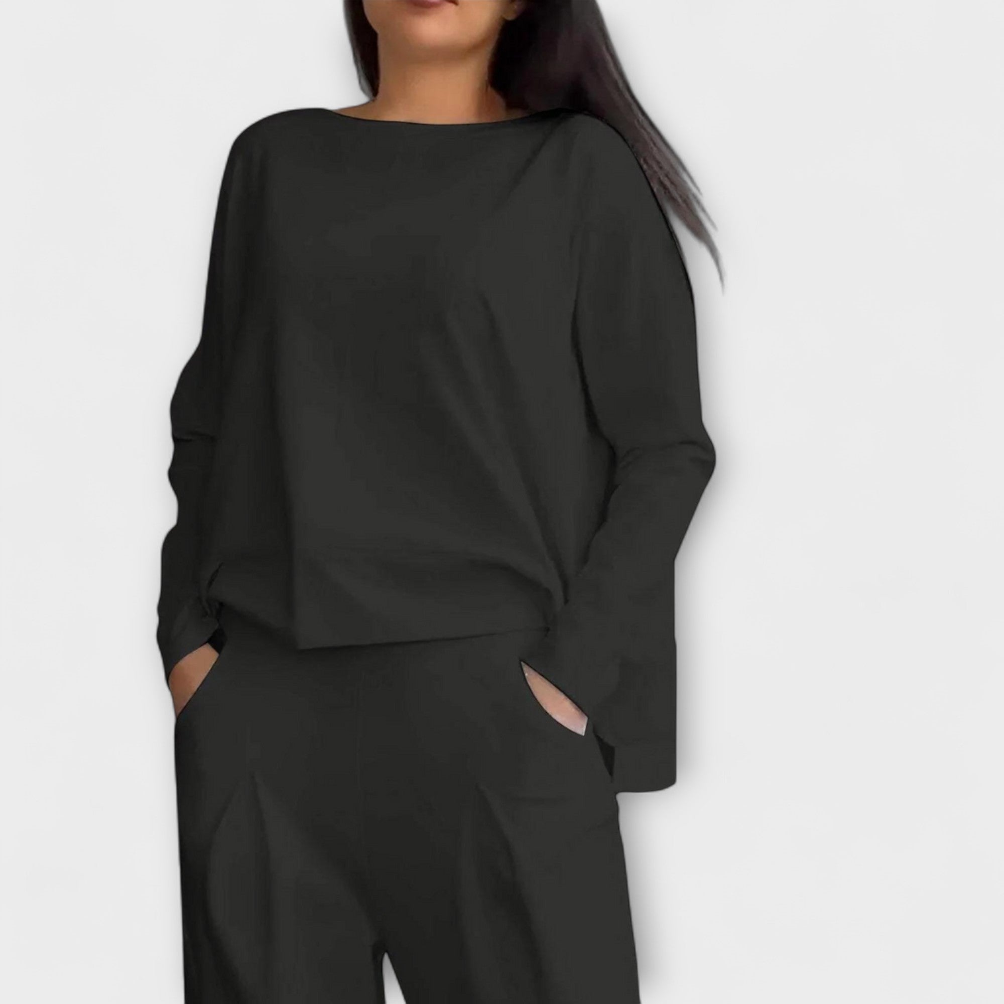 Zweiteiliges Lounge-Set in Schwarz: Langarm-Top und Hose mit verdeckter Öffnung am Bein