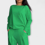 Zweiteiliges Lounge-Set in Grün: Langarmshirt und Hose mit geradem Bein