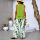 Zweiteiliges Sommeroutfit: grünes Top hinten und weite Hose mit Kachelmuster.