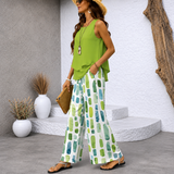 Zweiteiliges Sommeroutfit: grünes Ärmelloses Top, weite Hose mit grün-blauem Muster.