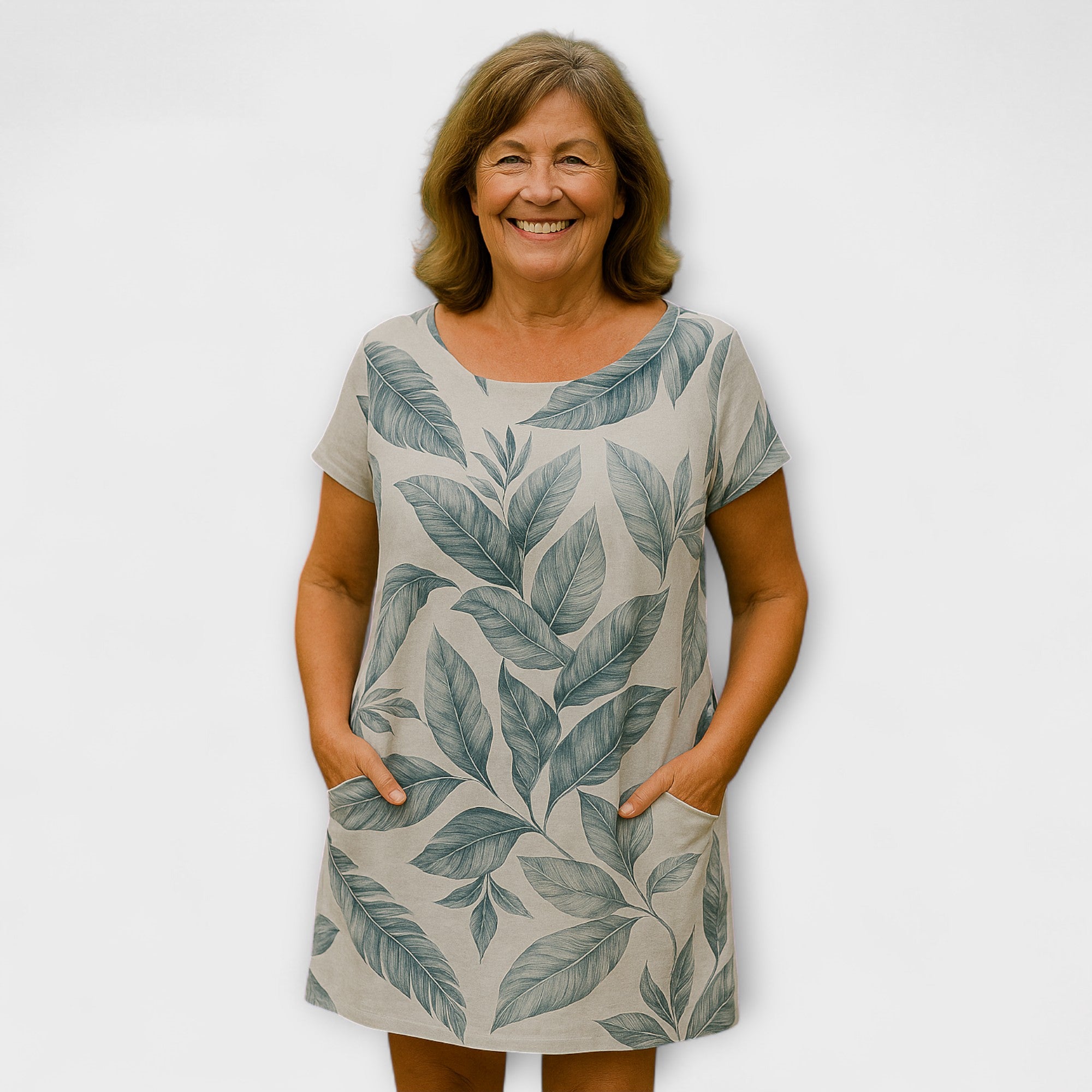 Willow Breeze-Kleid hellbeige mit großen Blattprints in Blau-Grau, kurze Ärmel